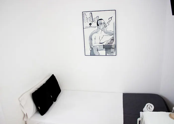 Petit בית הארחה 2*