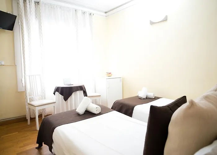 Petit בית הארחה 2*