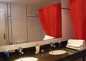 Petit בית הארחה 2*