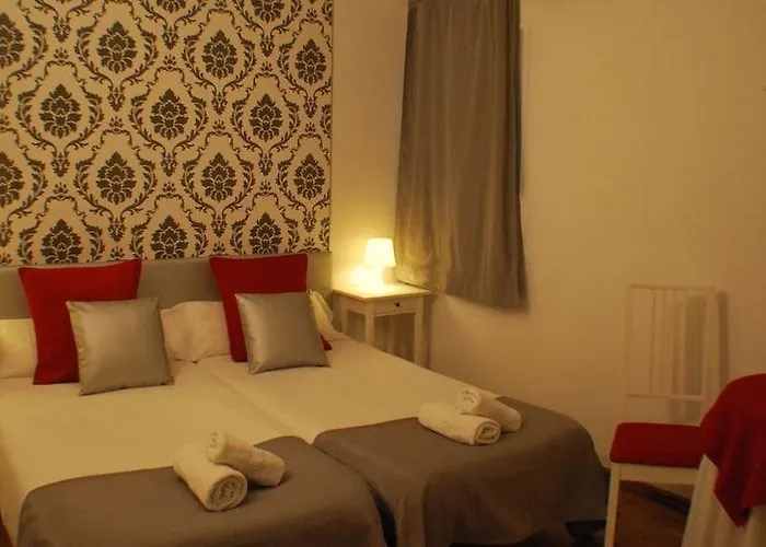 Petit בית הארחה 2*